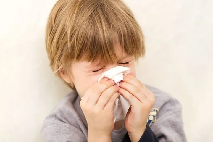 Mô tả hình ảnh về các triệu chứng viêm mũi dị ứng như ngạt mũi, sổ mũi.