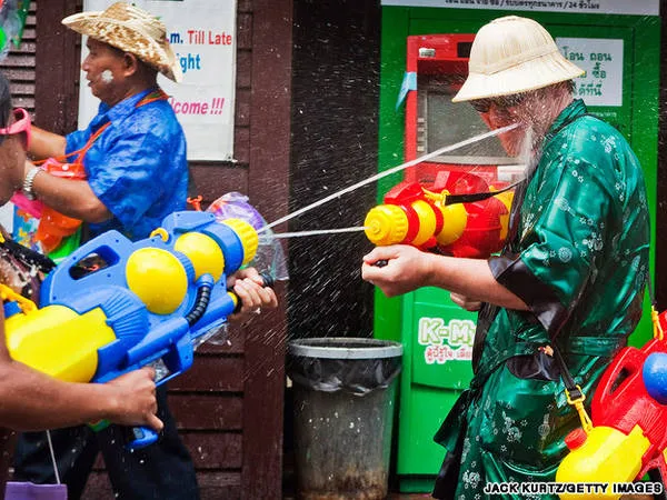 Mọi người té nước vui đùa trên đường phố trong lễ hội Songkran.