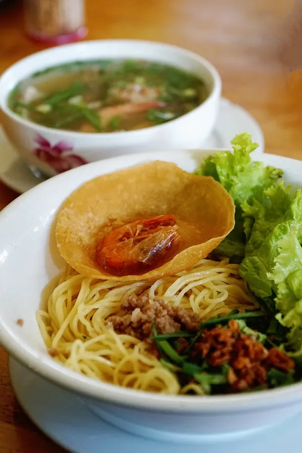 Mỗi phần mì có giá từ 65.000 đồng tuỳ theo lựa chọn của khách, đặc biệt là mì vịt tiềm giá 115.000 đồng một suất. Các món được nhiều khách gọi như phần thập cẩm giá 85.000 đồng.
