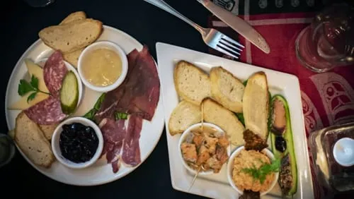 Món ăn của người thổ dân tại nhà hàng Salmon n 'Bannock ở Vancouver. Ảnh: CNN.