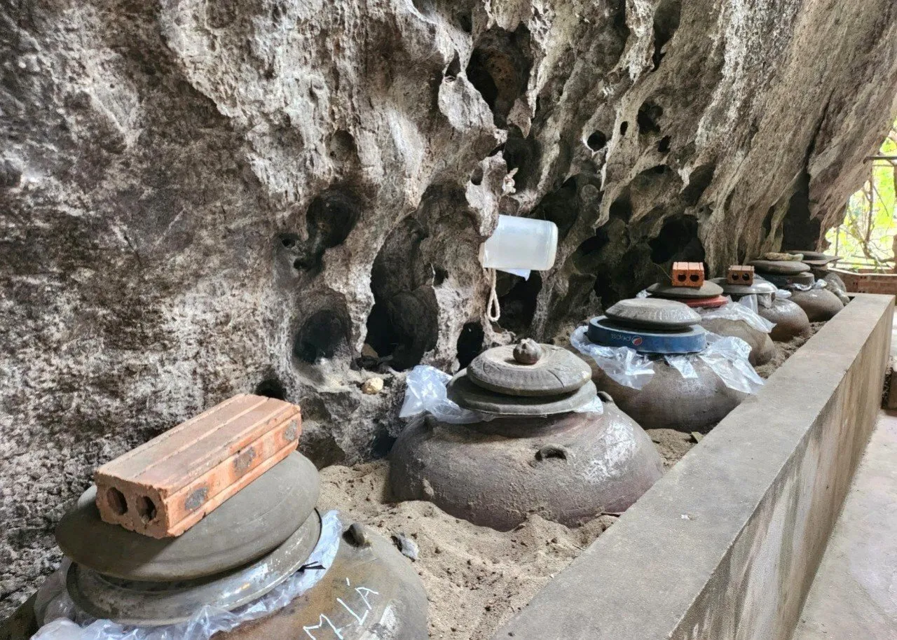 Món ăn được bày trí tại nhà hàng trong hang