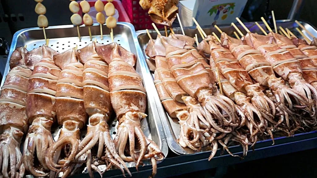 Món ăn đường phố hấp dẫn tại Cao Hùng. Alt: Ẩm thực Cao Hùng