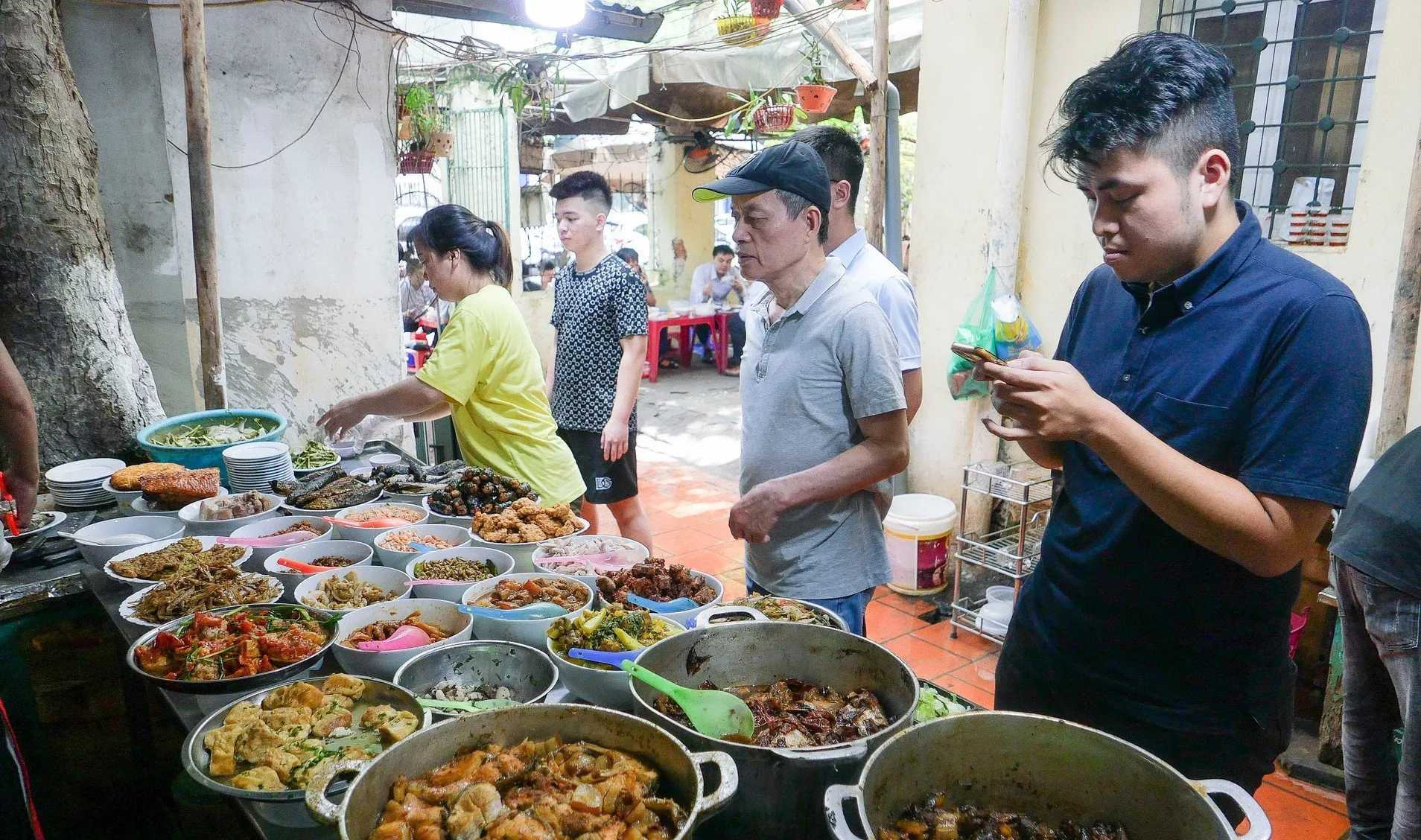 Món ăn tại quán cơm Vinh Thu