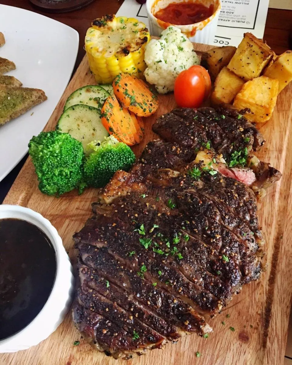 Món beefsteak tại The First Steakhouse