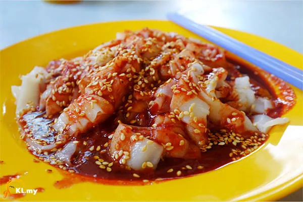 Món Chee Cheong Fun với bánh cuốn trắng mịn, nước sốt đen ngọt ngào. Ảnh: Gokl.my