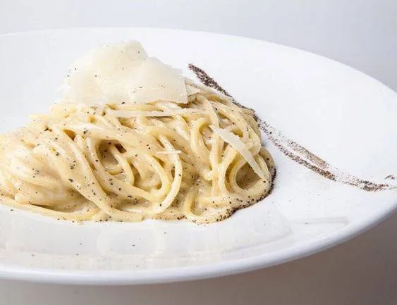 Món Pasta Cacio e Pepe nổi tiếng của Rome, Ý.