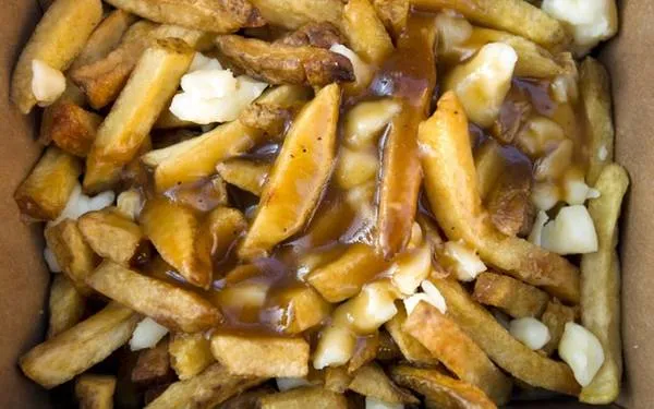 Món Poutine của Canada với khoai tây chiên, phô mai và nước sốt thịt hấp dẫn.