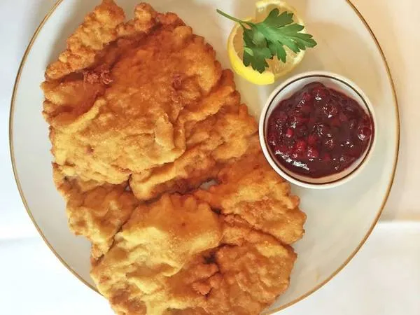 Món Schnitzel chiên xù vàng ruộm, thường được làm từ thịt bê, thịt lợn hoặc thịt gà.