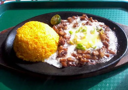 Món Sizzling Sisig ăn kèm với cơm