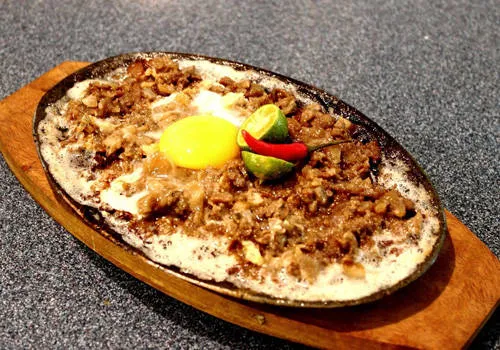 Món Sizzling Sisig được phục vụ trên đĩa sắt nóng