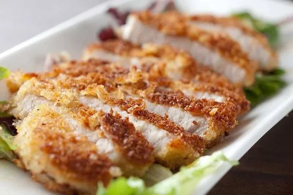 Món Tonkatsu Nhật Bản - thịt lợn chiên xù giòn rụm hấp dẫn. Ảnh: Ichibasushi.