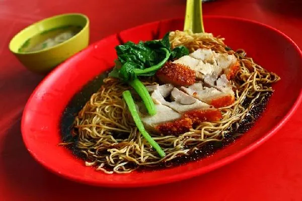 Món Wantan Mee với mì trộn, thịt xá xíu và há cảo. Ảnh: Gokl.my