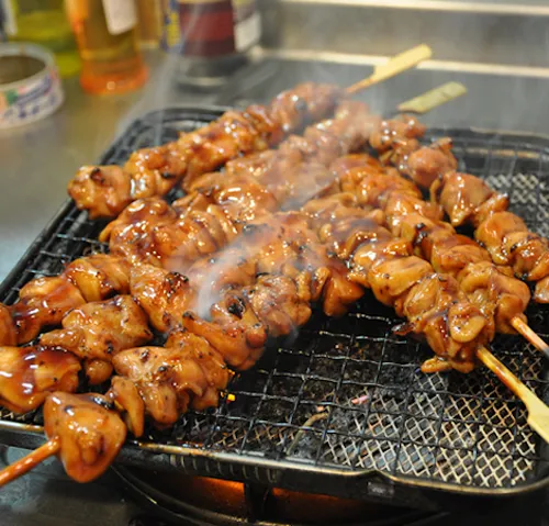 Món Yakitori của Nhật Bản với thịt gà xiên que nướng trên than hồng