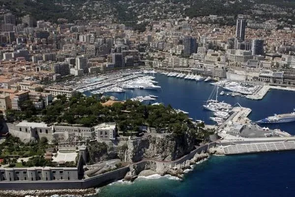 Monaco: Thành phố bên bờ biển Địa Trung Hải với những du thuyền sang trọng - Ảnh: UK-OUT.EU