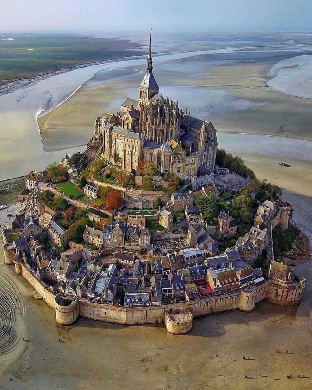 Mont Saint Michel khi thủy triều lên