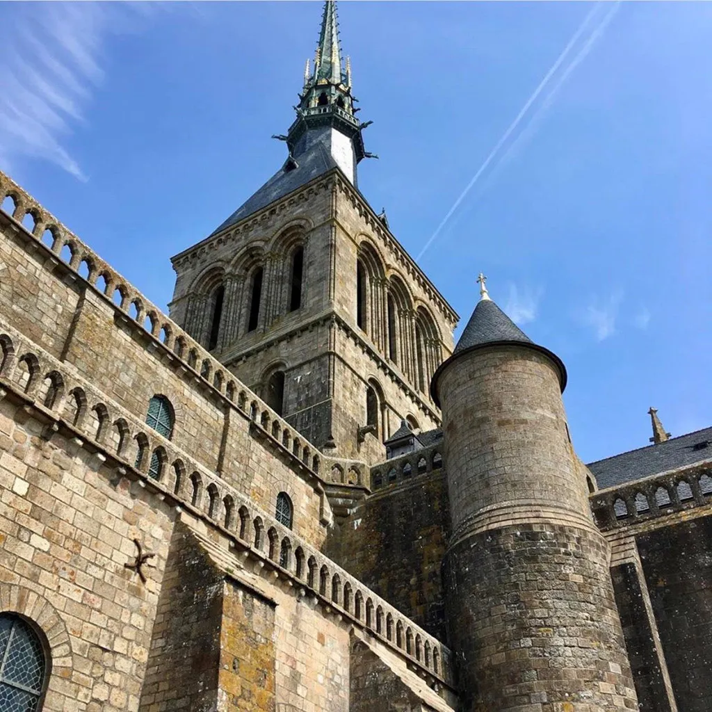 Mont Saint Michel nhìn từ xa