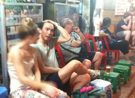 Một cặp đôi trai Việt - gái Tây trên phố Tạ Hiện