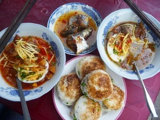 Một chồng dĩa bánh căn sau khi ăn