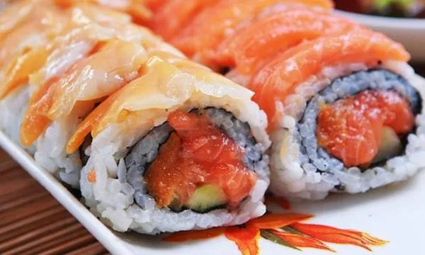 Một đầu bếp đang tỉ mỉ chuẩn bị món sushi.