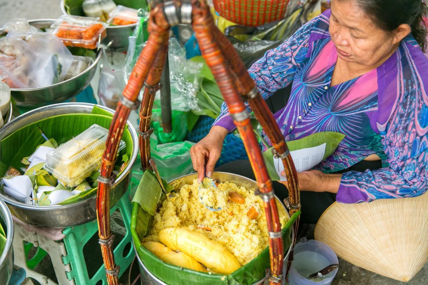 Một gánh hàng xôi trên vỉa hè Hà Nội.