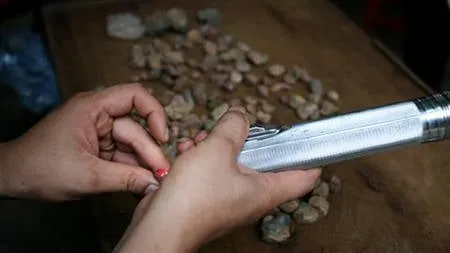 Một góc chợ đá quý Lục Yên
