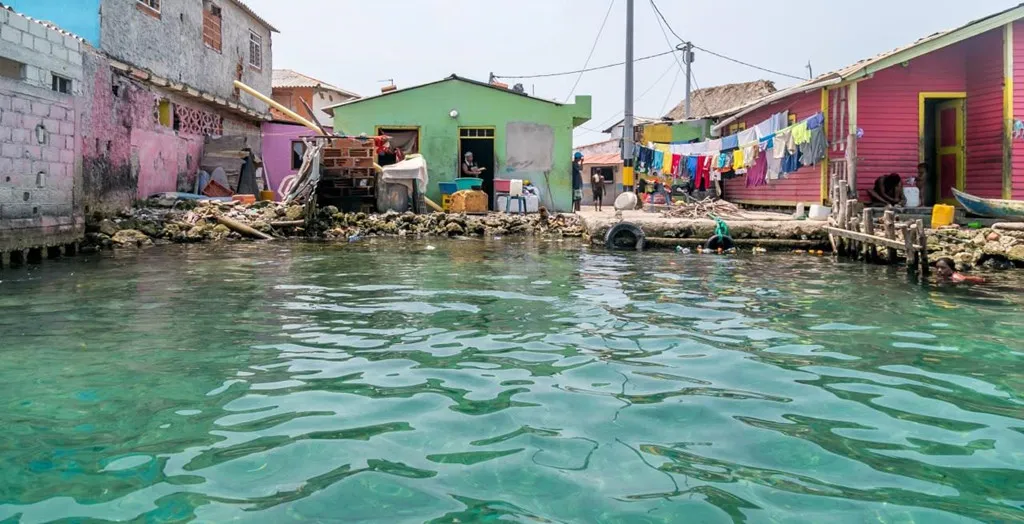 Một góc đảo Santa Cruz del Islote với những ngôi nhà đầy màu sắc. Ảnh: Elviajemaslargodelmundo.