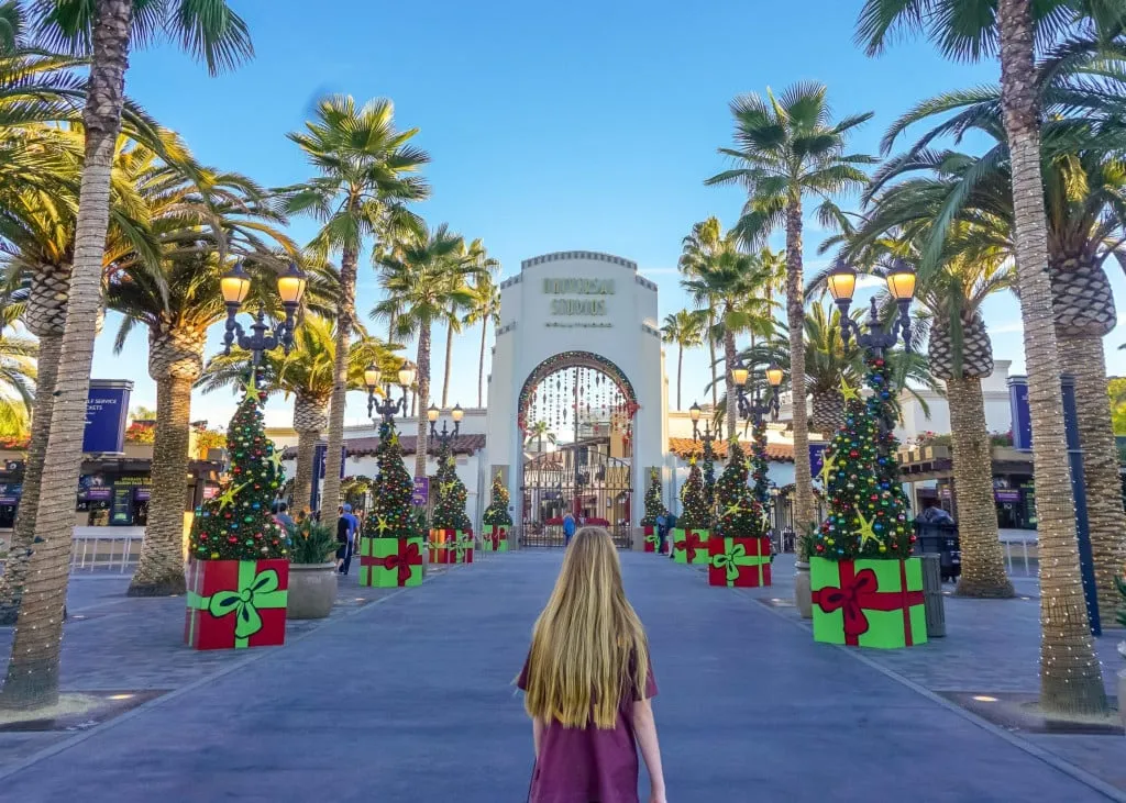 Một góc phim trường Universal Studios Hollywood với các mô hình và bối cảnh phim.
