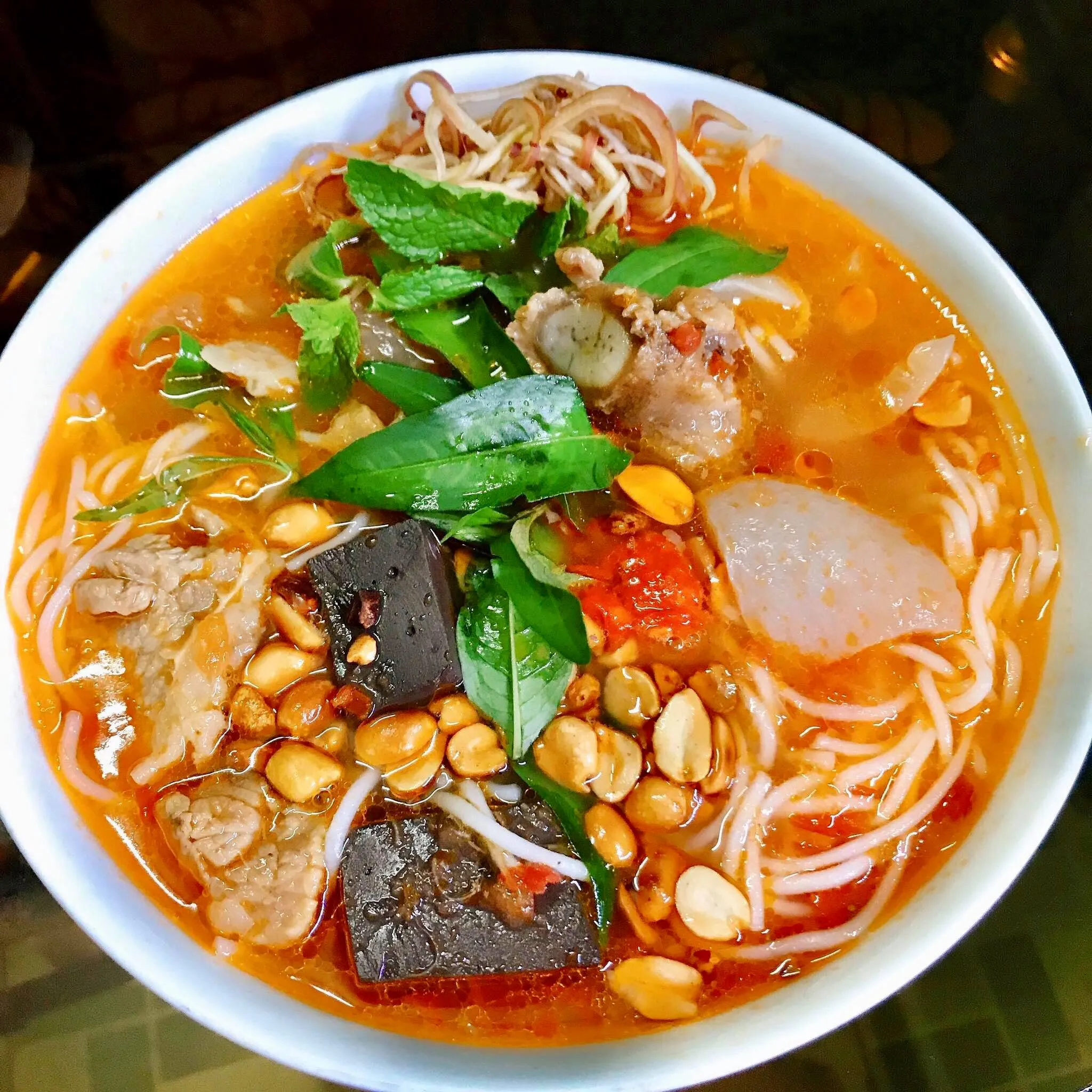 Một góc quán bún bò rau răm