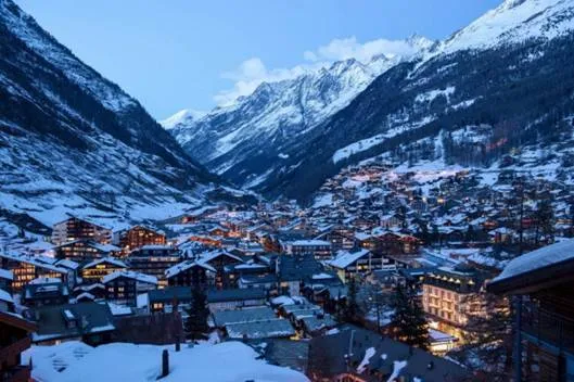 Một góc thị trấn Zermatt với những ngôi nhà gỗ chìm trong tuyết.