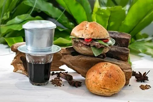  Một gợi ý nhỏ dành cho bạn, bánh mì phở và cà phê Việt Nam chính là bộ đôi take away hoàn hảo cho những người vội vã bắt đầu một ngày mới thuận lợi.