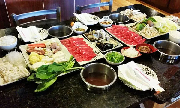 Một mâm lẩu shabu-shabu đầy đủ. Ảnh: Groupon