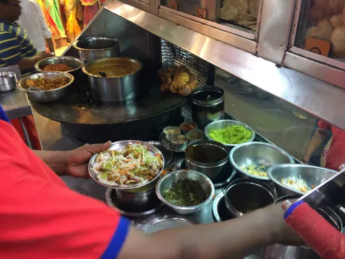 Một món ăn truyền thống của Ấn Độ được bày bán trong chợ chính của Varanasi.