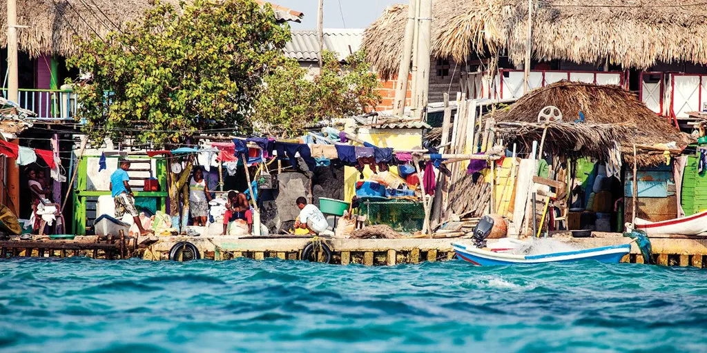 Một người dân đang câu cá trên đảo Santa Cruz del Islote. Ảnh: Kohajone.