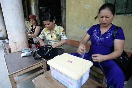 Một người đang xem xét đá quý