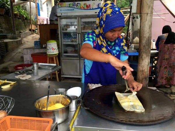 Một người phụ nữ Hồi giáo đang làm bánh Pancake chuối - Ảnh: Thủy OCG