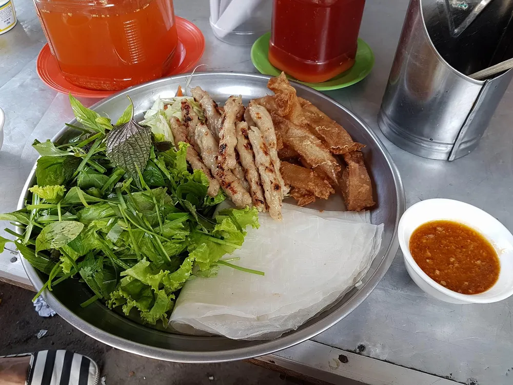 Một phần nem với giá 25.000 đồng. 