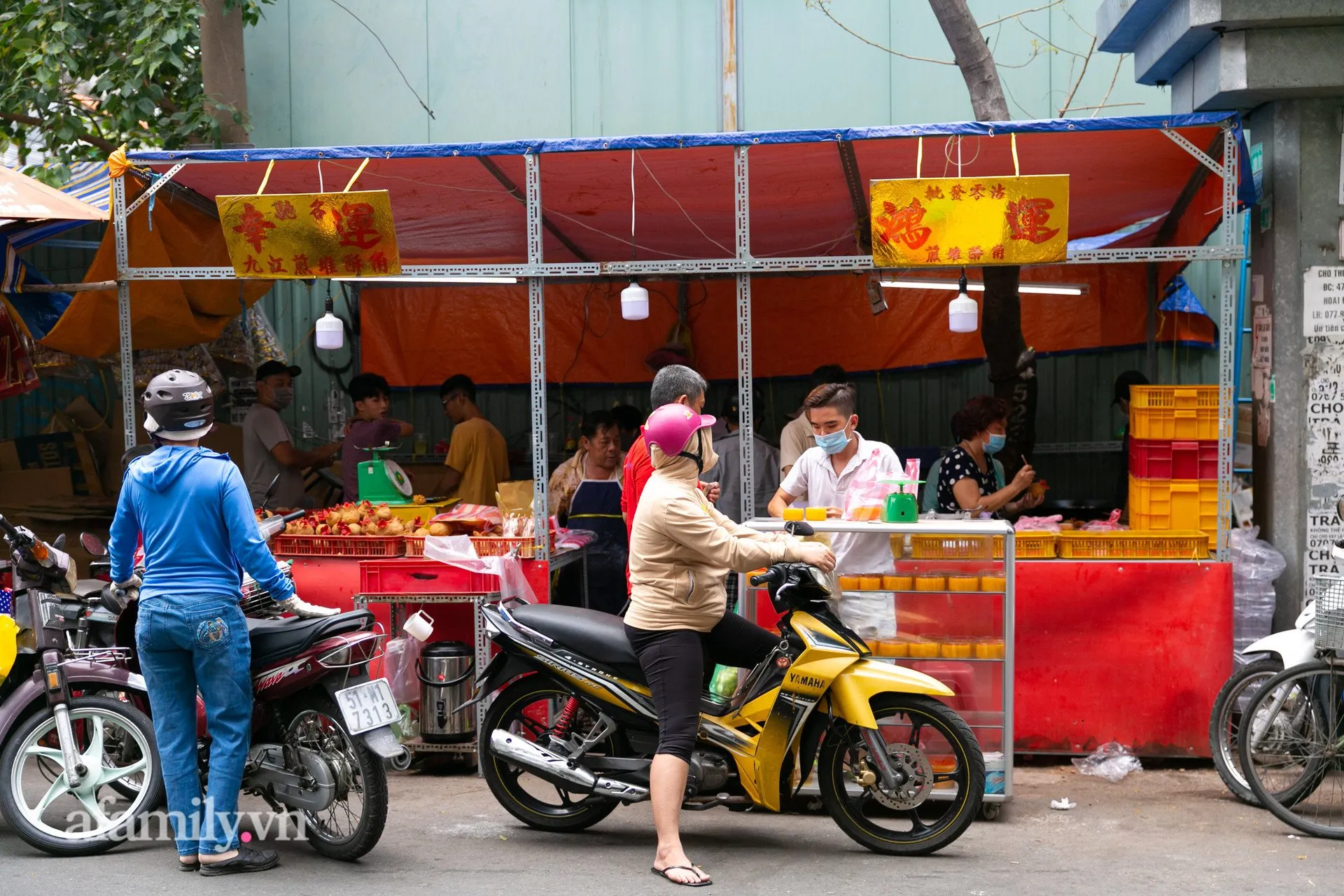 Một quầy hàng bán bánh cầu duyên. Ảnh: afamily.