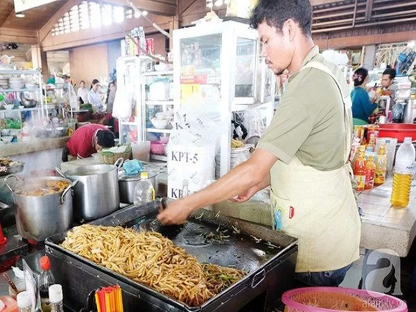 Một quầy mì xào ở Phnom Penh, Campuchia. Cách bày trí mì trong chảo lớn gợi nhớ đến món Pad Thái của Thái Lan.