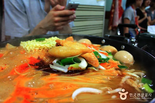 Một suất tteokbokki dành cho 2-3 người có giá khoảng 80.000 - 100.000 VNĐ