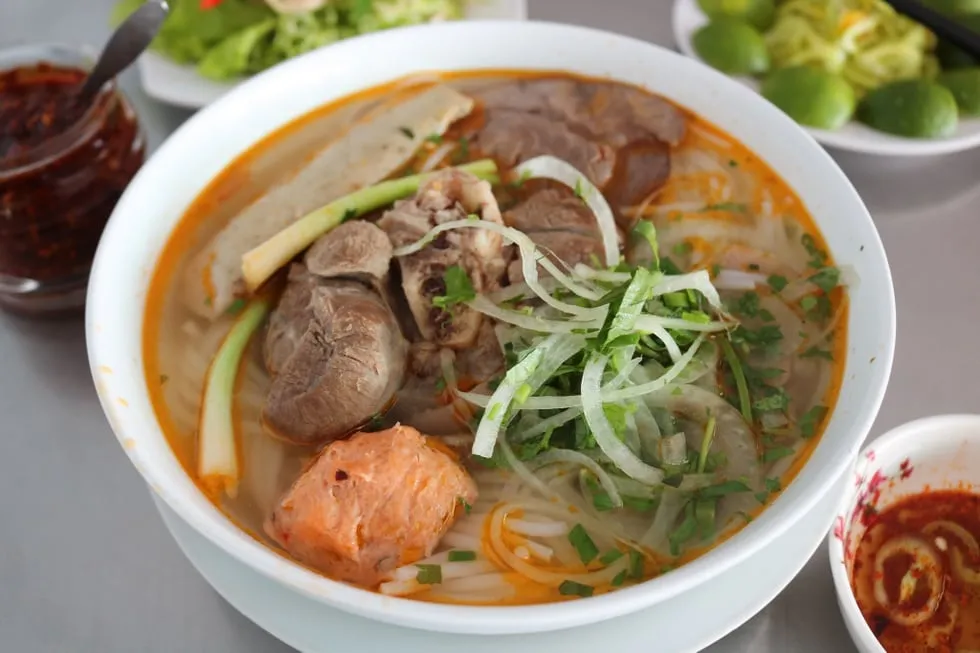 Một tô bún bò ở Sài Gòn. Ảnh: Báo Thanh niên.