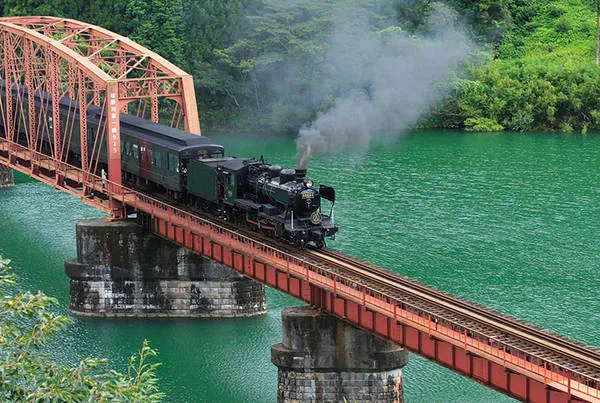 Một tuyến đường sắt chạy ngang qua khu vực Kyushu. Ảnh: jnto.go.jp