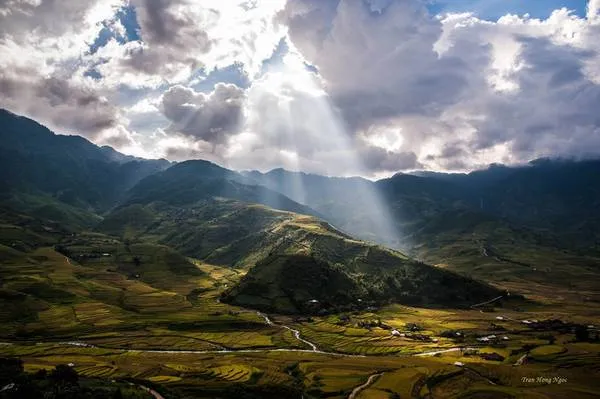 Mù Cang Chải mùa lúa chín, nhìn từ trên cao như một bức tranh thiên nhiên tuyệt đẹp.