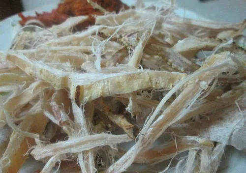 Mực khô nướng thơm phức tại Đồ Sơn. Ảnh: Lê Na.