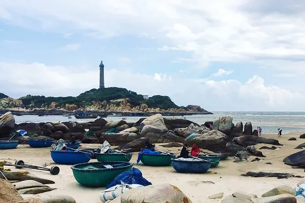Mũi Kê Gà với ngọn hải đăng cổ kính nổi bật trên nền trời xanh và biển trong.