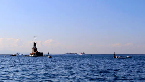 Nằm ở phía Đông Bắc biển Marmara và nối liền với Biển Đen, eo biển Bosphorus là điểm đến lý tưởng cho các tour du thuyền tham quan.
