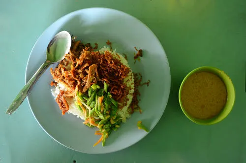 Nasi Balap - đặc sản của đảo Lombok với cơm trắng ăn kèm thịt gà xé, đậu nành chiên và nước sốt đặc trưng.