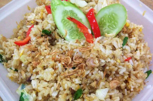 Nasi Goreng - món cơm chiên nổi tiếng của Indonesia với nhiều biến tấu khác nhau như Nasi Goreng Ayam, Nasi Goreng Ikan Asin...