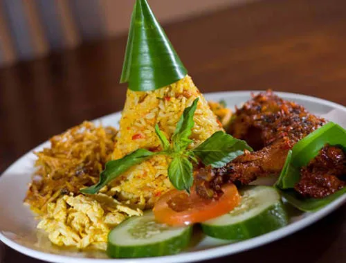 Nasi Kuning - Món cơm hình tháp đặc biệt.