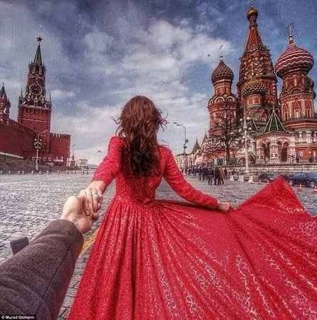 Natalia Zakharova dắt tay Murad Osmann tại Quảng trường Đỏ, Moscow, Nga