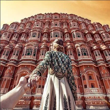 Natalia Zakharova đứng trước Hawa Mahal, Jaipur, Ấn Độ